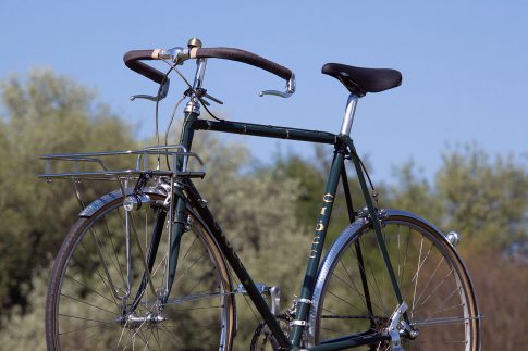 CIÖCC Porteur, Urban Racer refurbished, RAL 6012 schwarzgrün, Supernova E3 Pure Pro + E3 Tail, Velo Orange Porteur Front Rack, Nitto B613 Porteur Lenker, Crane - E-NE Bell Klingel, Invertierte Bremshebel Dia-Compe DC 189, Sattel Selle San Marco Rolls