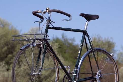 CIÖCC Porteur, Urban Racer refurbished, RAL 6012 schwarzgrün, Supernova E3 Pure Pro + E3 Tail, Velo Orange Porteur Front Rack, Nitto B613 Porteur Lenker, Crane - E-NE Bell Klingel, Invertierte Bremshebel Dia-Compe DC 189, Sattel Selle San Marco Rolls