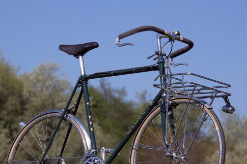 CIÖCC Porteur, Urban Racer refurbished, RAL 6012 schwarzgrün, Supernova E3 Pure Pro + E3 Tail, Velo Orange Porteur Front Rack, Nitto B613 Porteur Lenker, Crane - E-NE Bell Klingel, Invertierte Bremshebel Dia-Compe DC 189, Sattel Selle San Marco Rolls