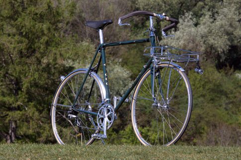 CIÖCC Porteur, Urban Racer refurbished, RAL 6012 schwarzgrün, Supernova E3 Pure Pro + E3 Tail, Velo Orange Porteur Front Rack, Nitto B613 Porteur Lenker, Crane - E-NE Bell Klingel, Invertierte Bremshebel Dia-Compe DC 189, Sattel Selle San Marco Rolls