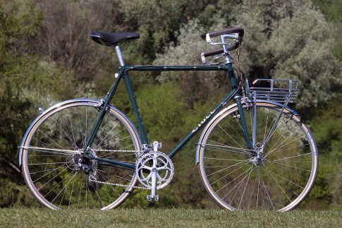 CIÖCC Porteur, Urban Racer refurbished, RAL 6012 schwarzgrün, Supernova E3 Pure Pro + E3 Tail, Velo Orange Porteur Front Rack, Nitto B613 Porteur Lenker, Crane - E-NE Bell Klingel, Invertierte Bremshebel Dia-Compe DC 189, Sattel Selle San Marco Rolls