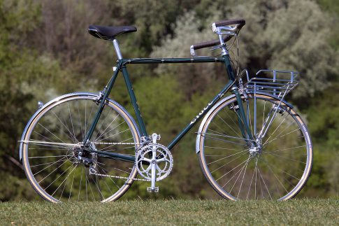 CIÖCC Porteur, Urban Racer refurbished, RAL 6012 schwarzgrün, Supernova E3 Pure Pro + E3 Tail, Velo Orange Porteur Front Rack, Nitto B613 Porteur Lenker, Crane - E-NE Bell Klingel, Invertierte Bremshebel Dia-Compe DC 189, Sattel Selle San Marco Rolls