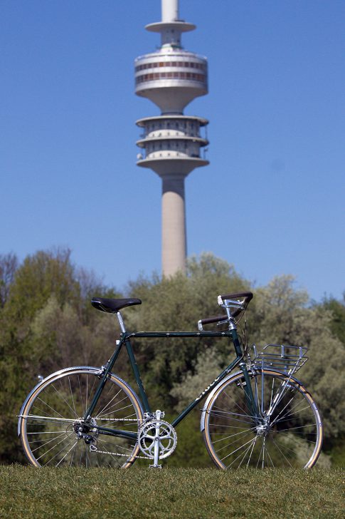 CIÖCC Porteur, Urban Racer refurbished, RAL 6012 schwarzgrün, Supernova E3 Pure Pro + E3 Tail, Velo Orange Porteur Front Rack, Nitto B613 Porteur Lenker, Crane - E-NE Bell Klingel, Invertierte Bremshebel Dia-Compe DC 189, Sattel Selle San Marco Rolls